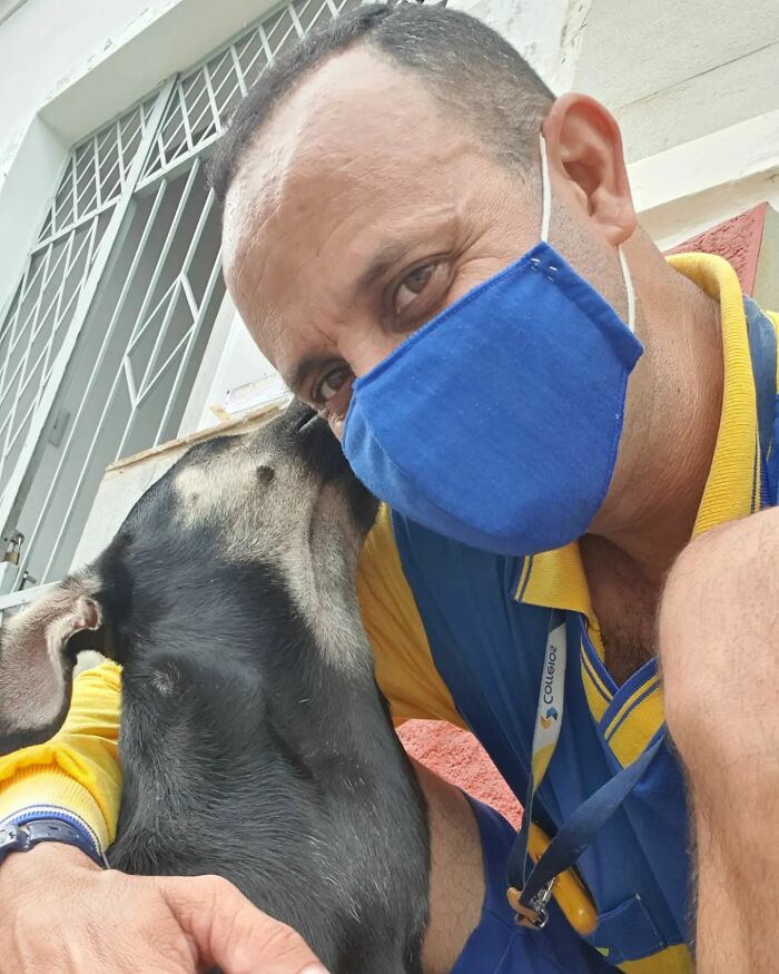 Meet The Brazilian Postman Who Conquers The Friendship Of Dogs And Cats Wherever He Goes (40 New Pics)