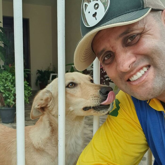 Meet The Brazilian Postman Who Conquers The Friendship Of Dogs And Cats Wherever He Goes (40 New Pics)