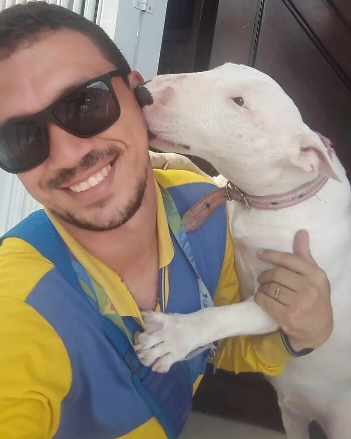 Meet The Brazilian Postman Who Conquers The Friendship Of Dogs And Cats Wherever He Goes (40 New Pics)