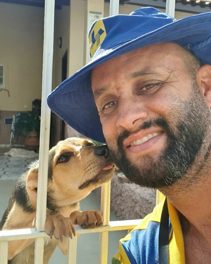 Meet The Brazilian Postman Who Conquers The Friendship Of Dogs And Cats Wherever He Goes (40 New Pics)