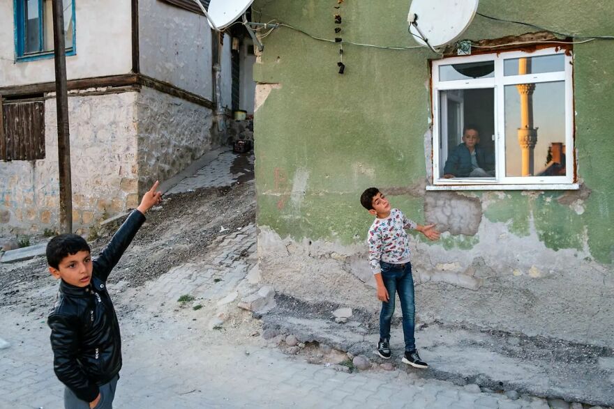 Photographer Takes To The Streets Capturing Unlikely Coincidences (53 New Pics)