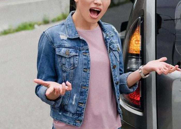 Customer Gets Followed Outside By Screaming 'Karen' Who Can't Comprehend They're Not Staff, The Manager Closes The Store