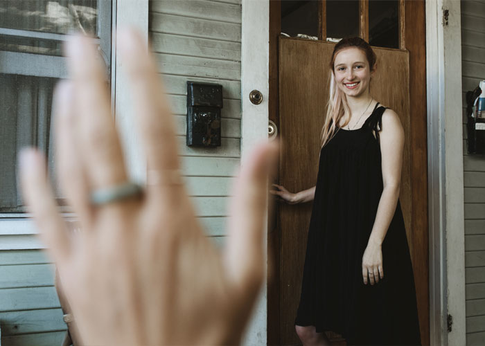 "Are Your Parents Home, I'd Like To Say Hi": Neighbor Assumes New Couple Are Kids, Starts Treating Them Like It