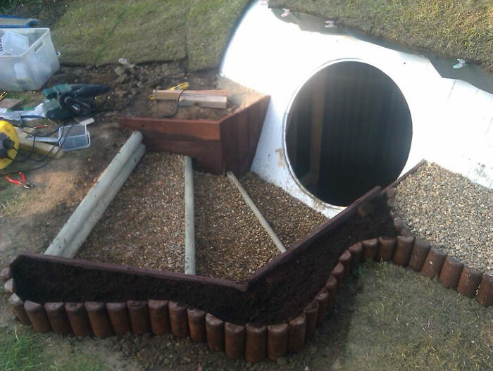 “Hobbit Hole” Was A DIY Project By Ashley Yeates, Who Decided To Build A Tolkien-Inspired Underground House In His Backyard “Hobbit Hole” Was A DIY Project By Ashley Yeates, Who Decided To Build A Tolkien-Inspired Underground House In His Backyard