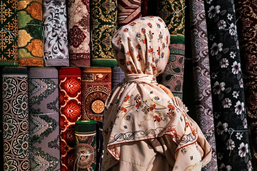 Photographer Takes To The Streets Capturing Unlikely Coincidences (53 New Pics)