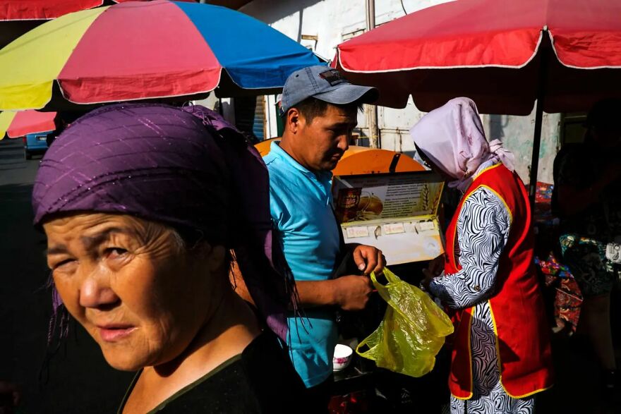 Photographer Takes To The Streets Capturing Unlikely Coincidences (53 New Pics)