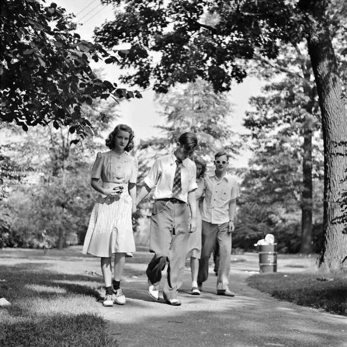 High school students strolling through a park in Detroit, July 1942.