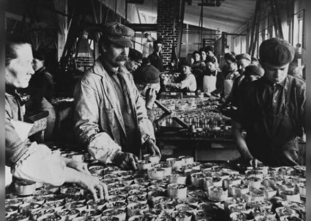 Oregon salmon canning establishment, 1890.