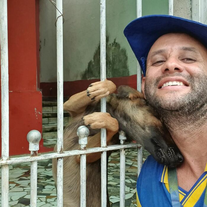 Meet The Brazilian Postman Who Conquers The Friendship Of Dogs And Cats Wherever He Goes (40 New Pics)