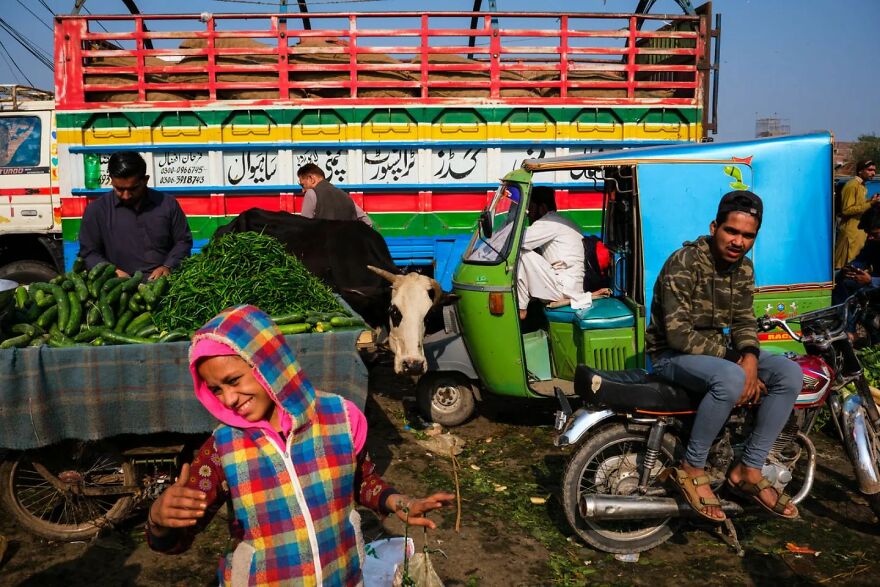 Photographer Takes To The Streets Capturing Unlikely Coincidences (53 New Pics)