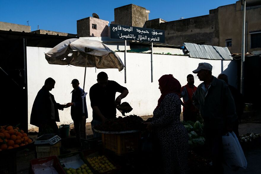 Photographer Takes To The Streets Capturing Unlikely Coincidences (53 New Pics)