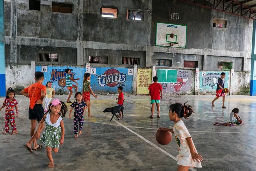 Photographer Takes To The Streets Capturing Unlikely Coincidences (53 New Pics)