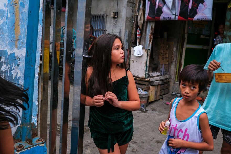 Photographer Takes To The Streets Capturing Unlikely Coincidences (53 New Pics)