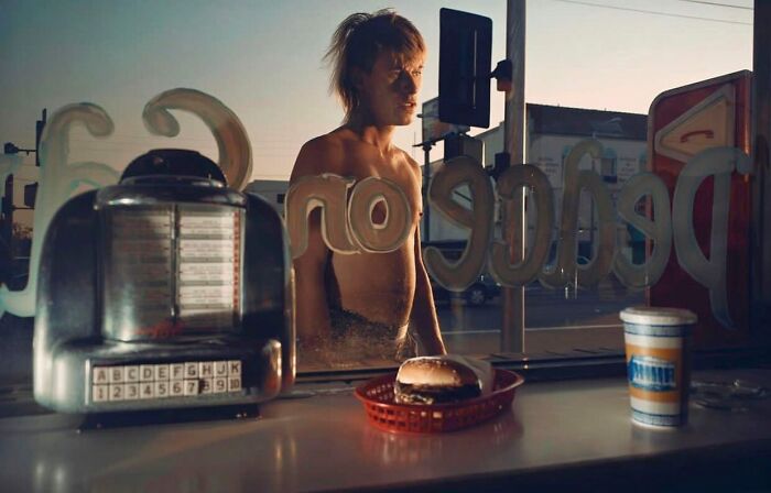 Instagram Account Collects And Shares Pictures That Capture Chance Encounters In Public Places (50 New Pics)