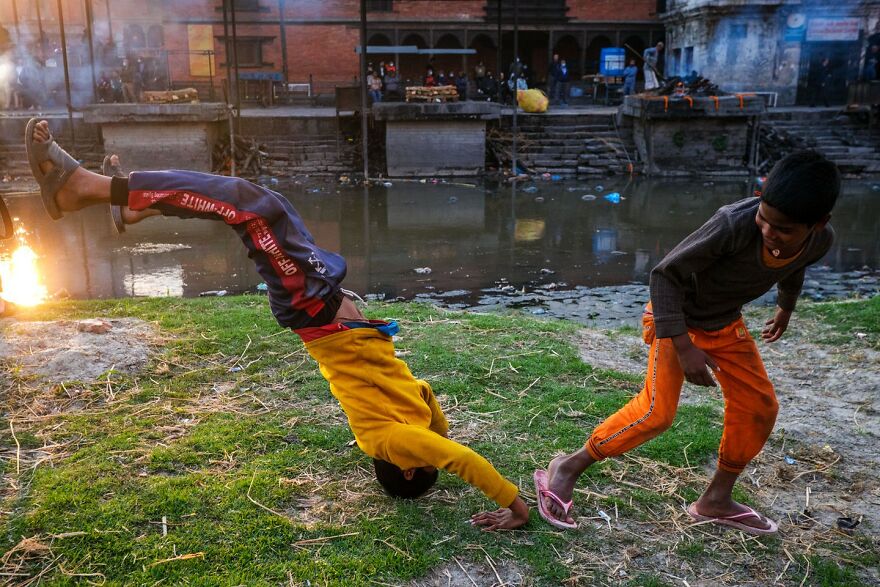 Photographer Takes To The Streets Capturing Unlikely Coincidences (53 New Pics)