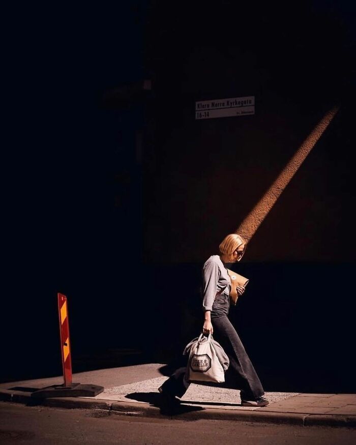 Instagram Account Collects And Shares Pictures That Capture Chance Encounters In Public Places (50 New Pics)