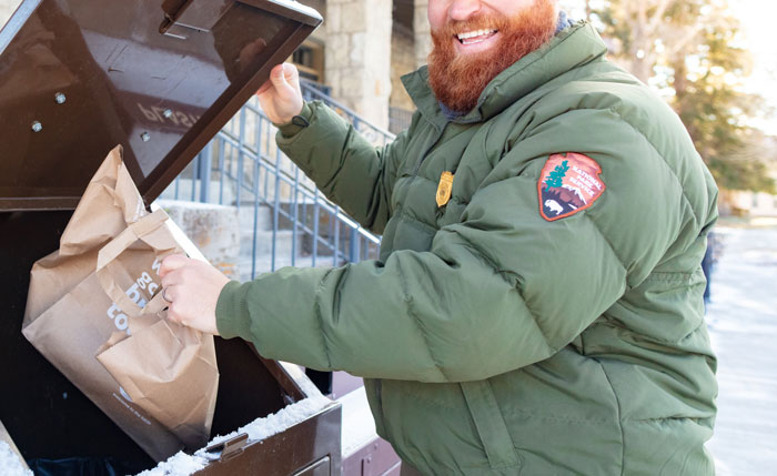 Father Tosses Out All Of 26 Y.O. Daughter&rsquo;s Food That He Decides To Be &ldquo;Unsuitable&rdquo; Bringing Her To Tears, So She Asks Him To Leave