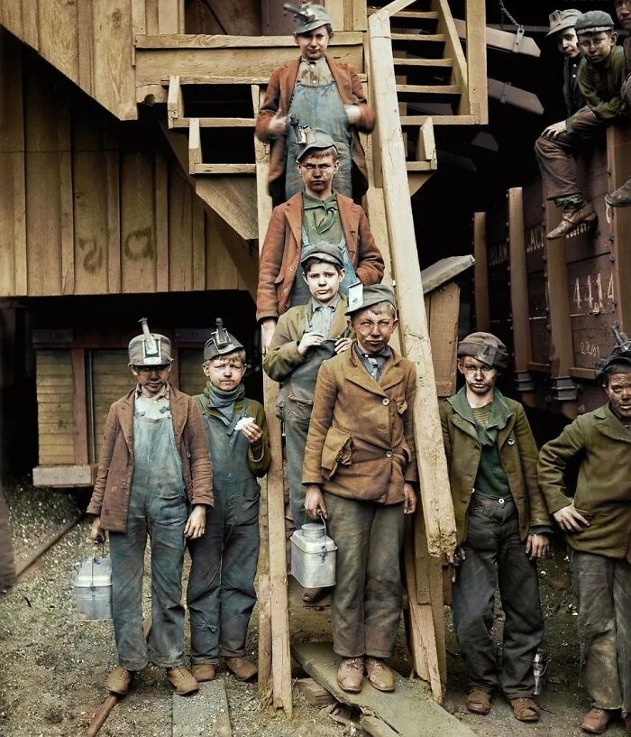 Un grupo de trabajadores de las minas de carbón de Woodward en Kingston, Pensilvania, posan para una fotografía. Fotografía tomada en 1900