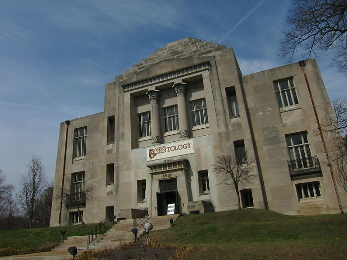 “My 70-Year-Old Father Married A 20-Year-Old”: 35 Creepy Things Folks Online Have Witnessed