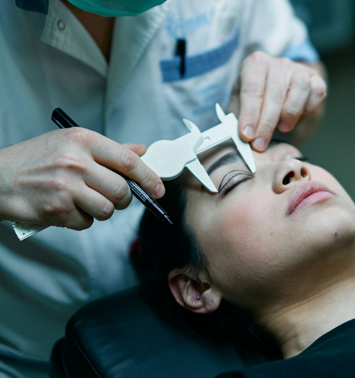 Plastic Surgeon Has Enough Of Aunt Bashing Her Profession And Idolizing Her Nurse Daughter, Viciously Mocks Both Of Them