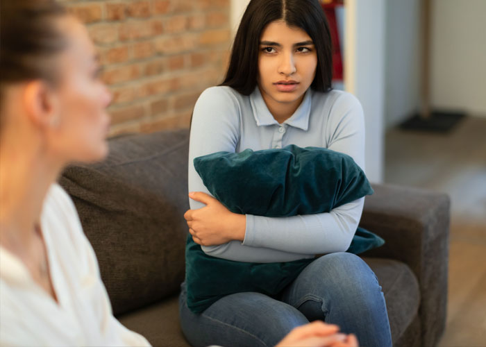 “Haven’t Spoken To My ‘Parents’ In Over 10 Years”: 30 People Reveal Their Thoughts On Parents Kicking Their Kids Out At 18