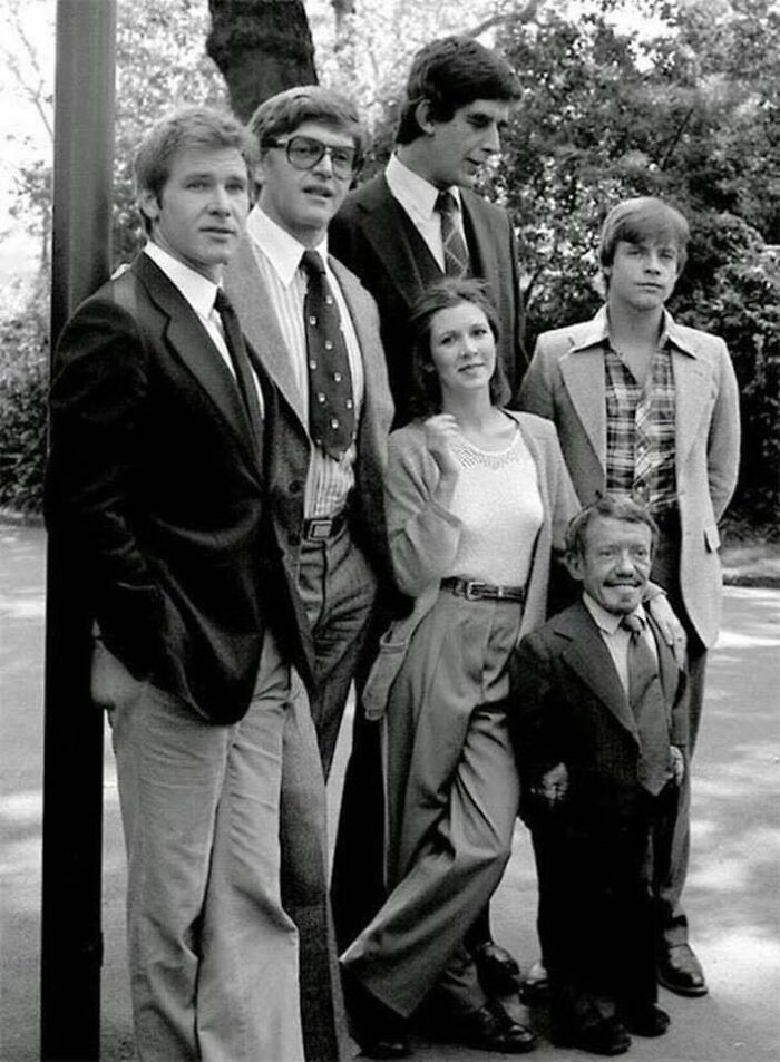 El reparto de Star Wars sin vestuario: Harrison Ford (Han Solo), David Prowse (Darth Vader), Peter Mayhew (Chewbacca), Carrie Fisher (Princesa Leia), Mark Hamill (Luke Skywalker) y Kenny Baker (R2-D2). 1977