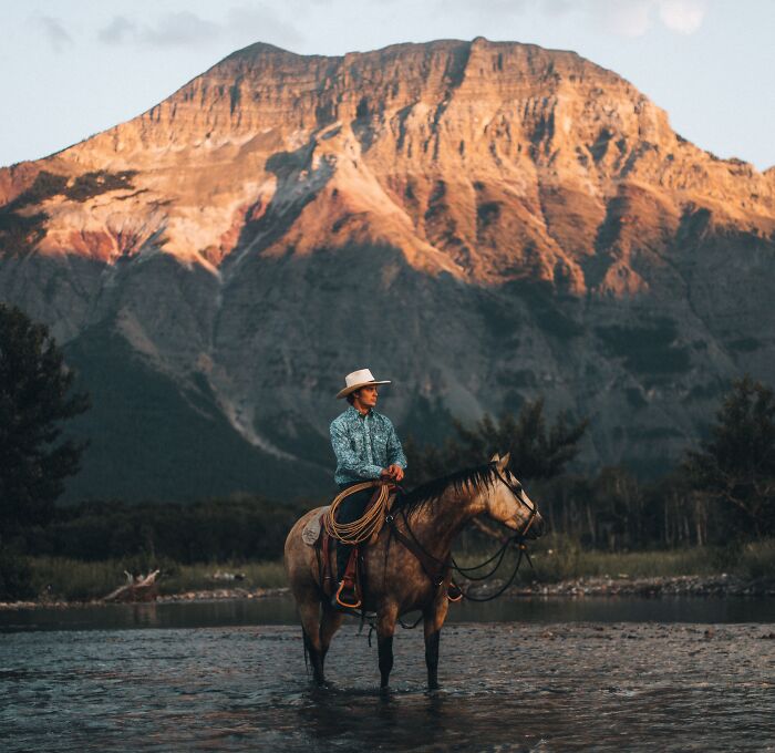 A cowboy on the horse 