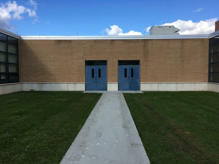 Esta zona del patio de mi colegio siempre me produce una sensación extraña cuando estoy caminando sola 