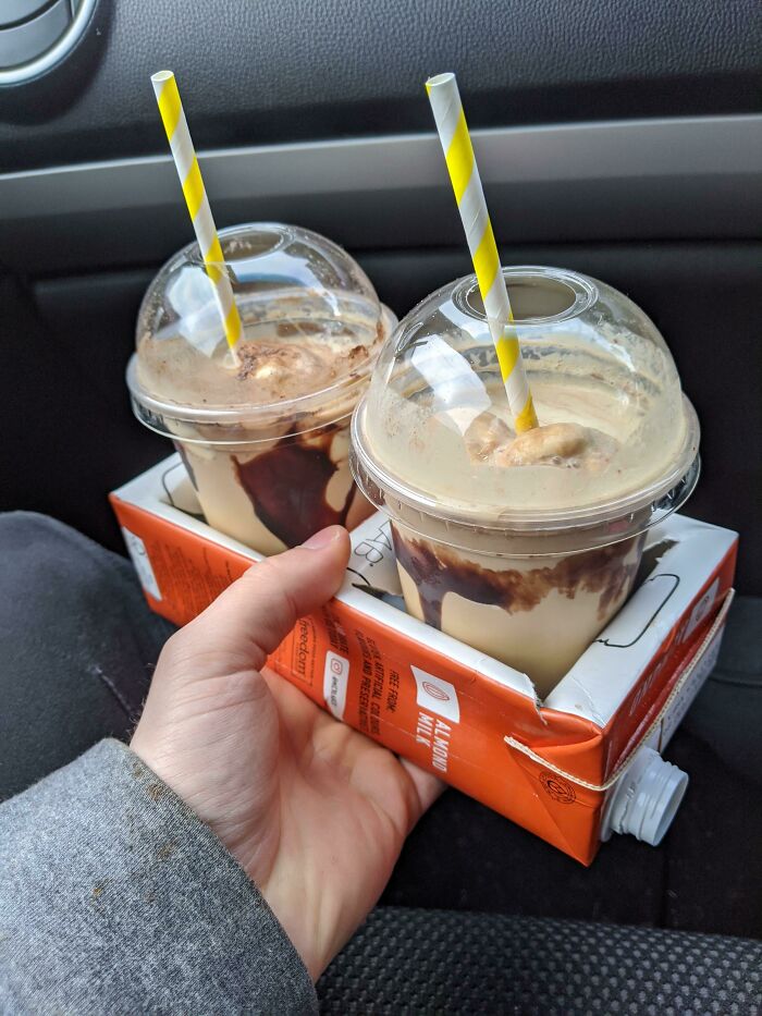 La bandeja de bebidas que me dieron en una cafetería es un cartón de leche reutilizado