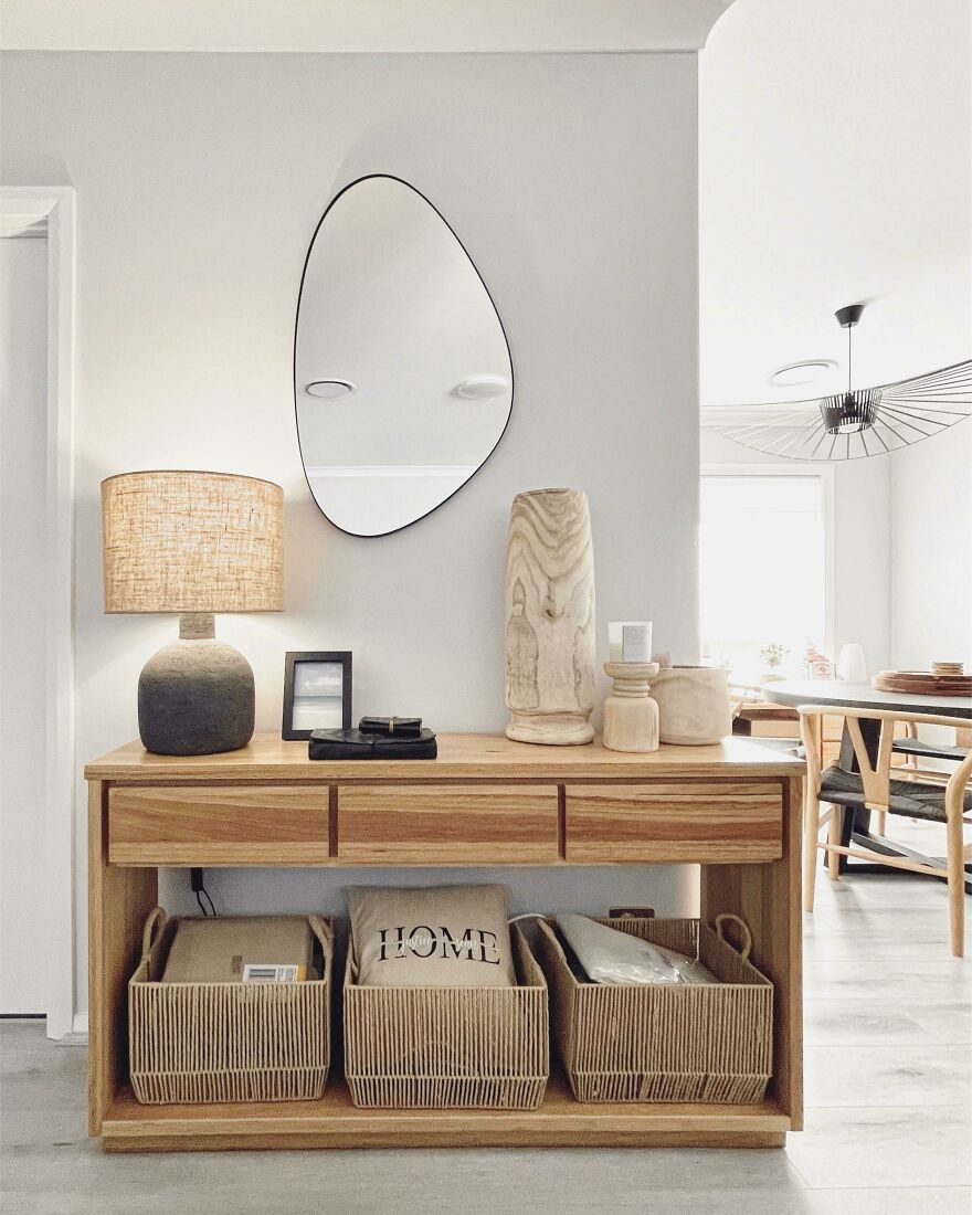 Wooden daystand with lamp, frame and vase 