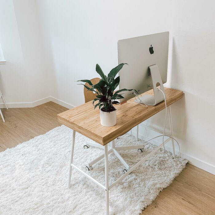 Try A Minimalist Desk