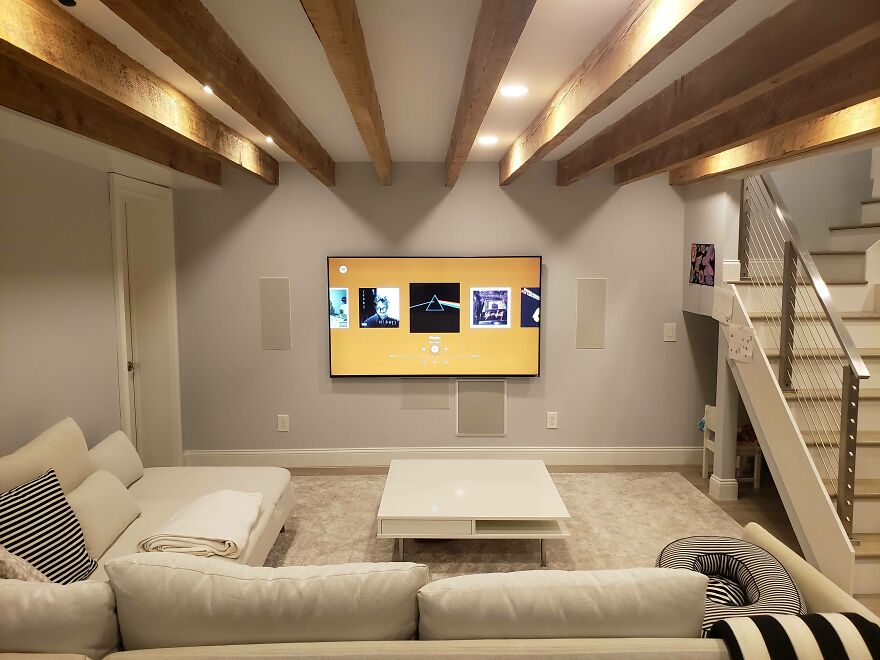 White couch in the living room 