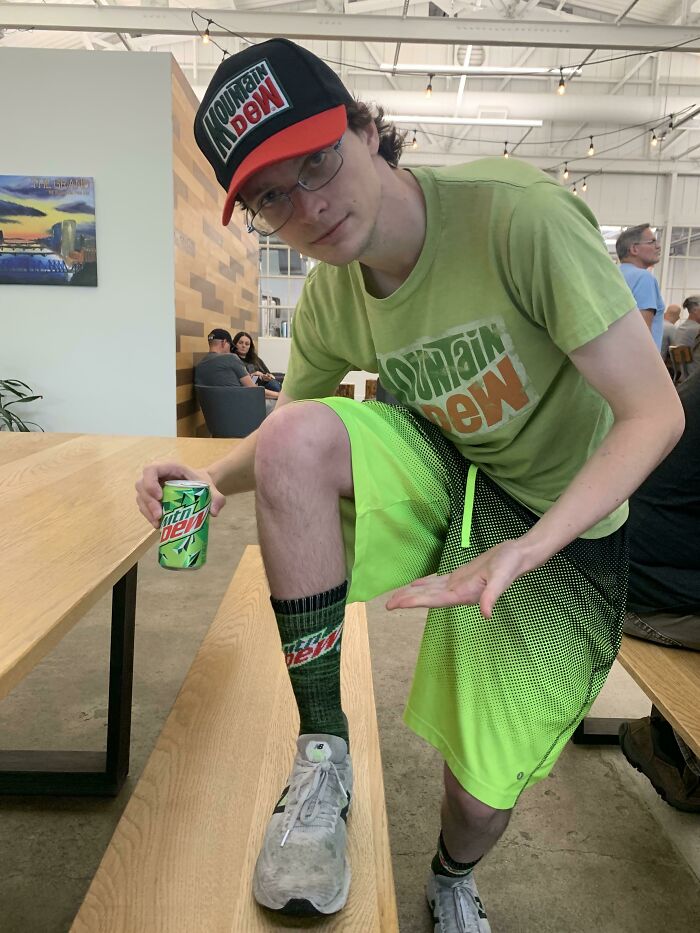 Mi hermano muy normal y su ropa normal que lleva todo el tiempo