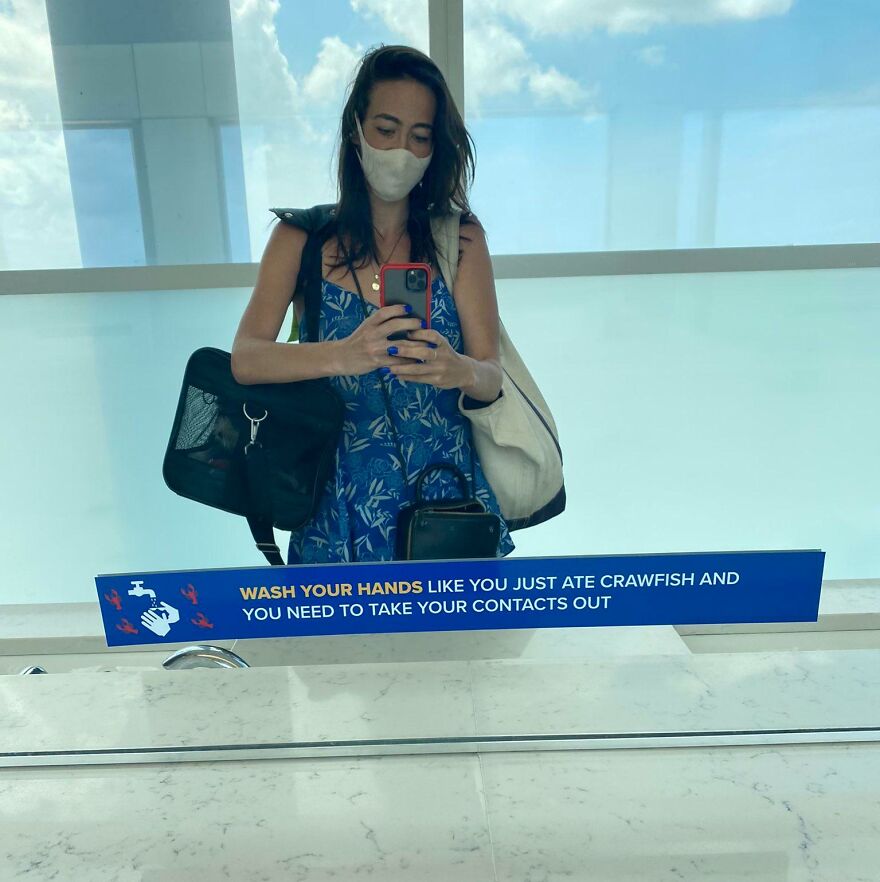 Cartel en el baño del aeropuerto de Nueva Orleans