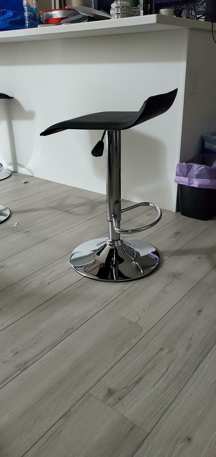 Todos los taburetes en nuestro Airbnb estaban ensamblados al revés