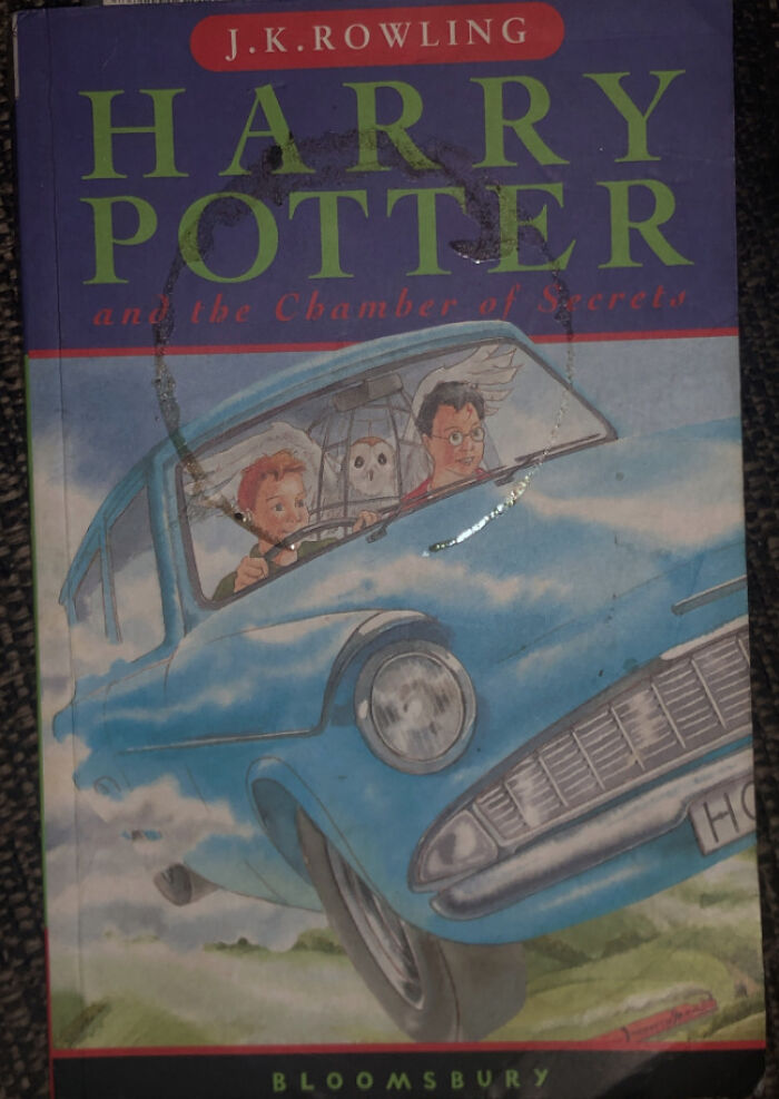 Mi hermano usó mi primera edición de La cámara secreta de 1998 como posavasos