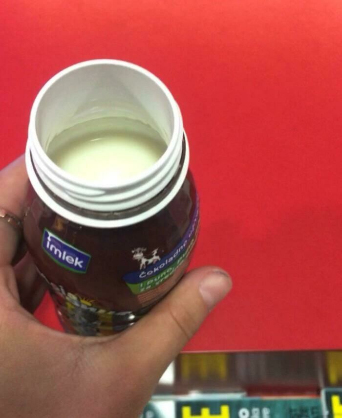 Compré una botella de leche con chocolate, pero ¿creo que se olvidaron de agregar el chocolate?