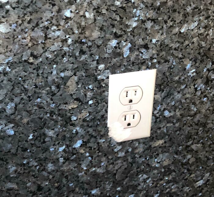 Felicitaciones al trol que puso esta calcomanía en la pared de una concurrida terminal de aeropuerto