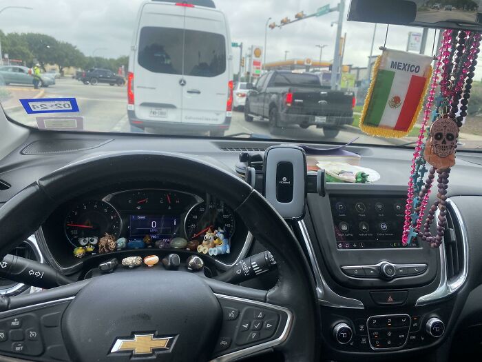 Conducir el coche de mi hermana siempre me irrita un poco