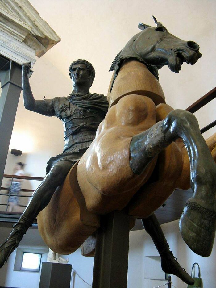 La estatua de Miseno es la única imagen imperial de bronce que se conserva que ha sido alterada como resultado de una condena. Los rasgos faciales de Domiciano han sido cortados de la parte posterior de la cabeza y sustituidos por un nuevo rostro que representa a Nerva