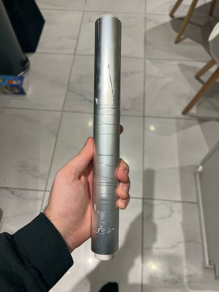 Dejo que mi hermano pequeño use papel de aluminio y acaba así