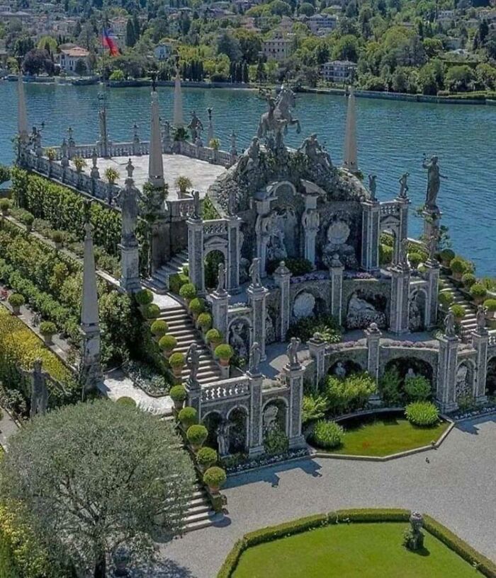 Palazzo Borromeo, Italy