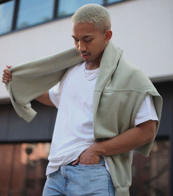 Man wearing white shirt and blue jeans