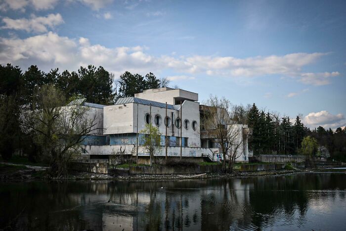 Abandoned Lakeside Building, Chisinau