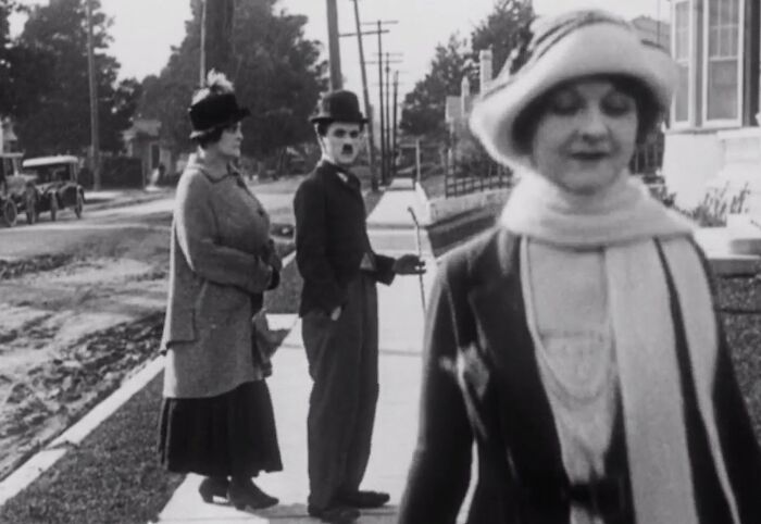 Charlie Chaplin se adelantó a su tiempo, 1922. Esta es una de las primeras situaciones de "novio distraído" en el cine