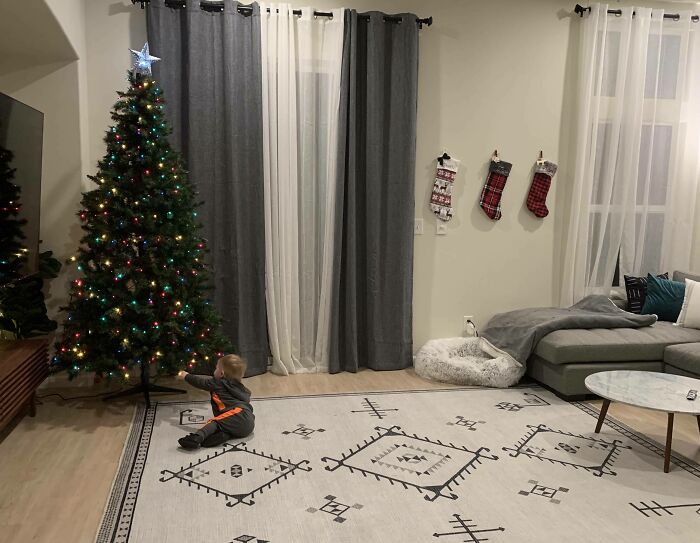 Mom, Our Last Christmas Was In 1995 And You Died 2 Weeks Later. I’ve Never Liked Christmas, And Dad Never Put Any Effort Into It. Now That I Have My Own Son, I’m Trying To Give Him The Best Christmas Memories. I Hope You’re Proud Of How Your Girls Turned Out