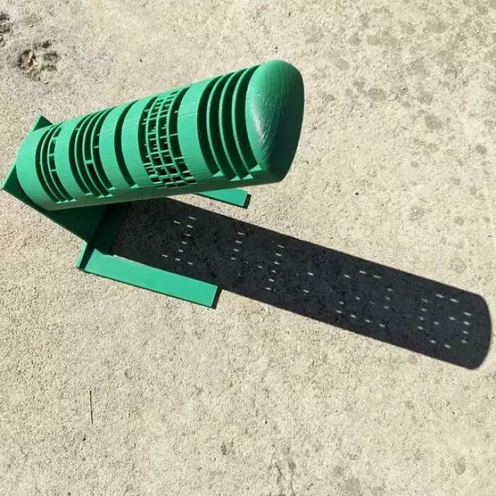 This Sundial Shows The Time Digitally