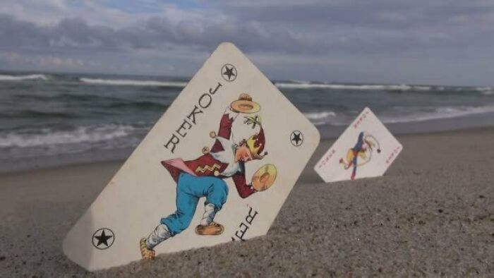 Una baraja de cartas de póquer tiene un significado metafísico: 52 cartas por las 52 semanas al año, 4 palos por las estaciones, 13 cartas del mismo palo por las 13 fases del ciclo lunar. Si se suman todos los valores de las cartas de la baraja, se obtienen 365 días (incluido el comodín). El segundo comodín es un año bisiesto