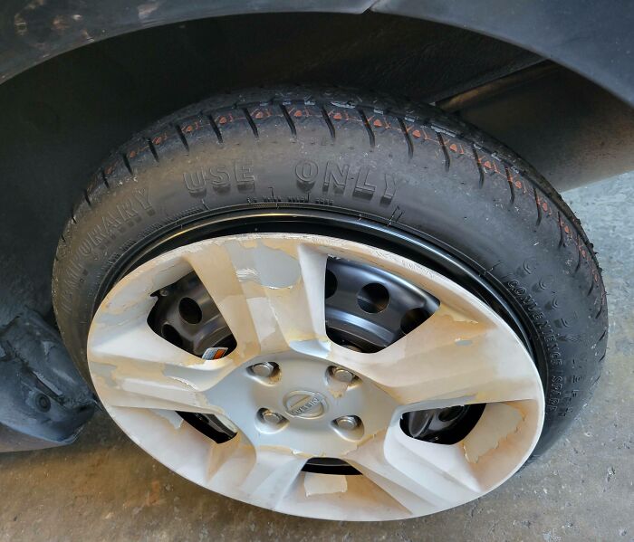 No sé cómo consiguieron meter ese neumático pero vaya esfuerzo