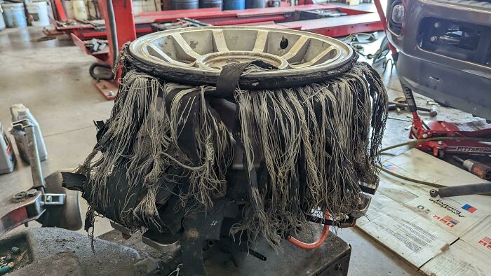 Parece una medusa. Neumático de trailer, tuvo que ir con el pinchazo bastante distancia para acabar así